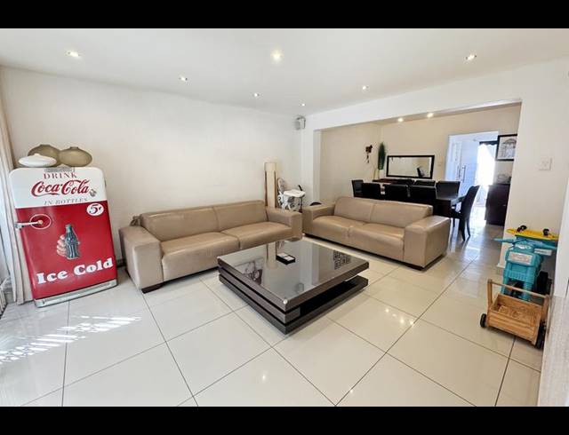 2 BEDROOM TOWNHOUSE FOR SALE IN SANDOWN